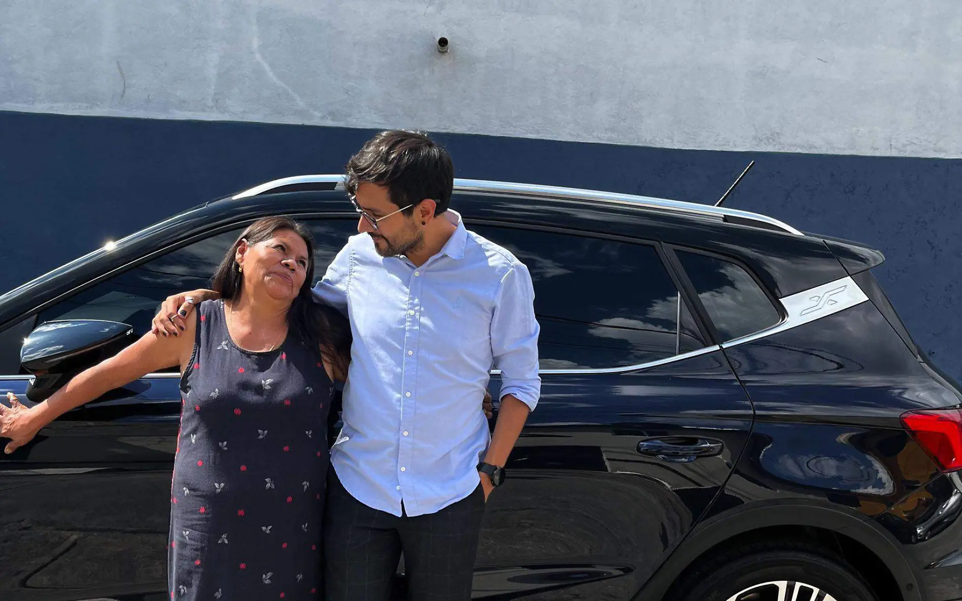 Empezó de niño como lavacoches y ahora tiene su propio auto